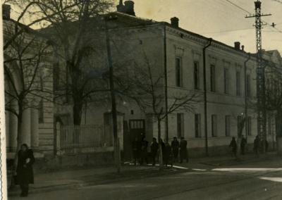 Прикрепленное изображение: К.Маркса ул на д №32 (зд. гимназии) и слева угол церкви 1950-е.нач.jpg